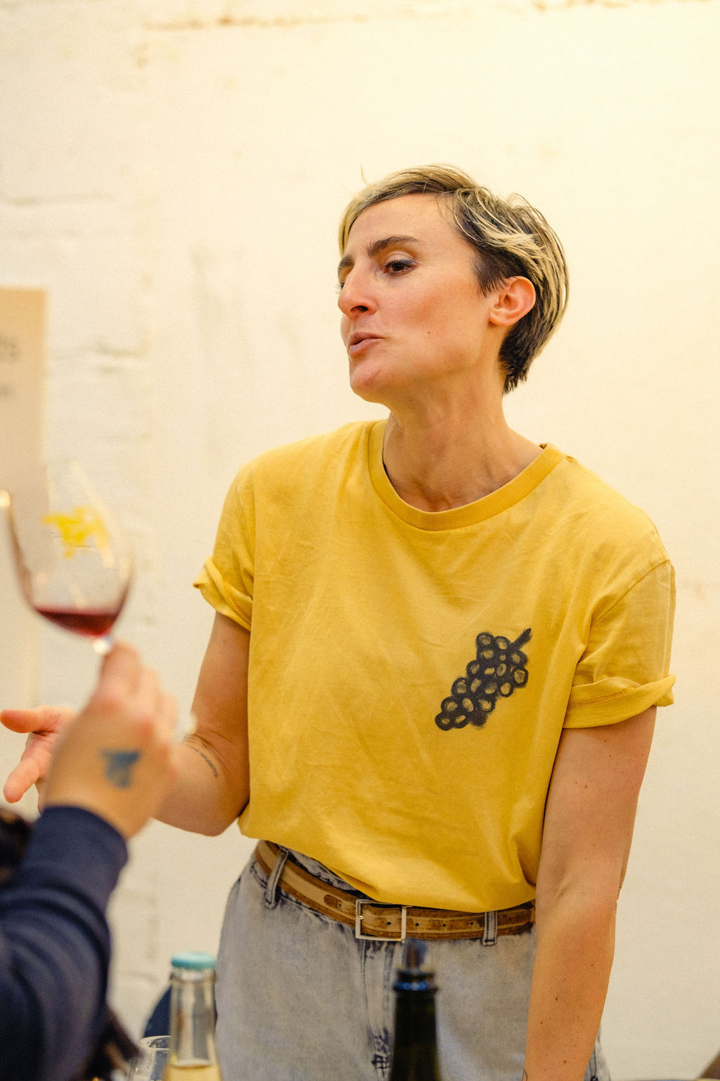 A conversation during a tasting at Grrrabuge